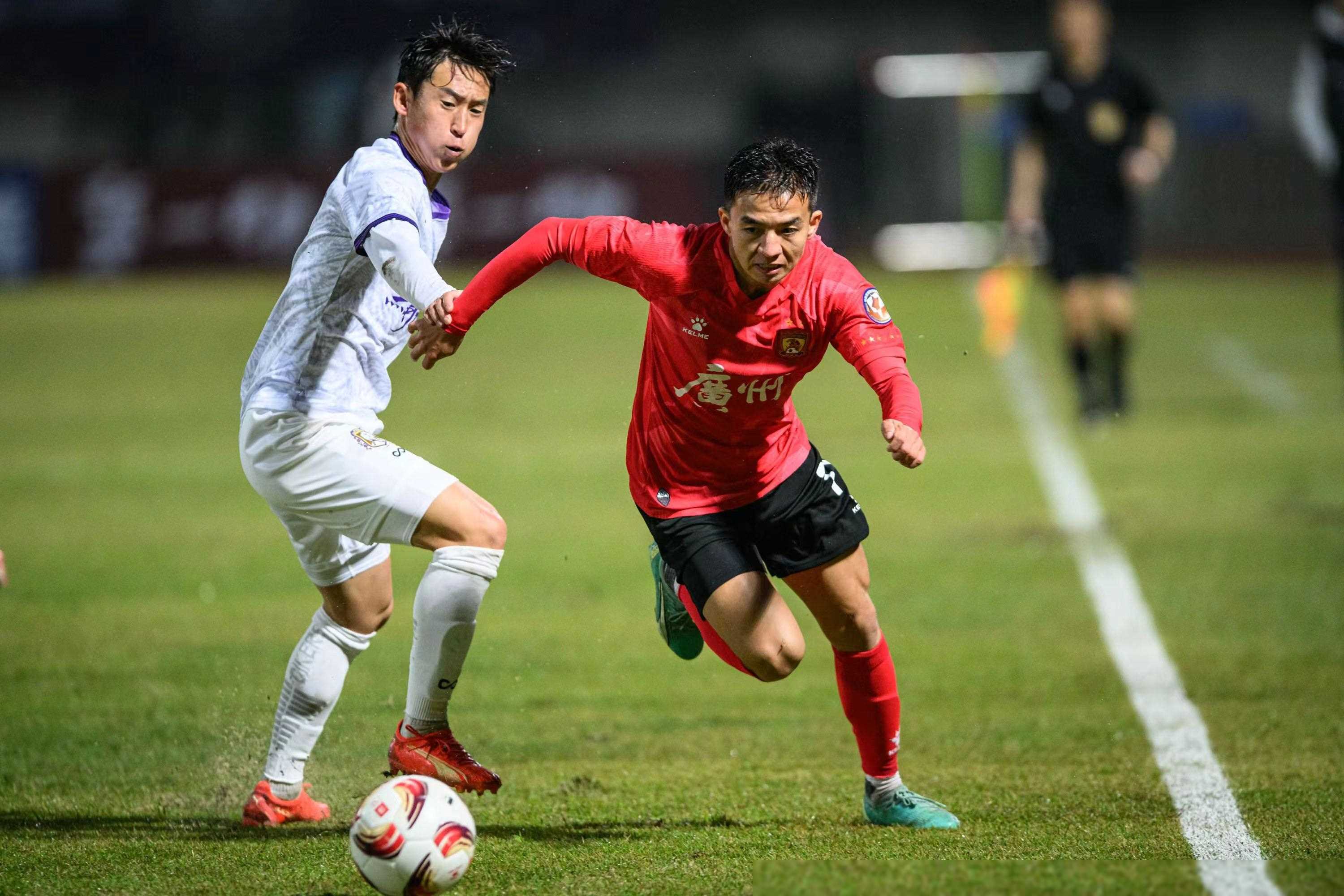 广州队球员在比赛中表现稳定,取得胜利 广州队球员在比赛中表现稳定,取得胜利