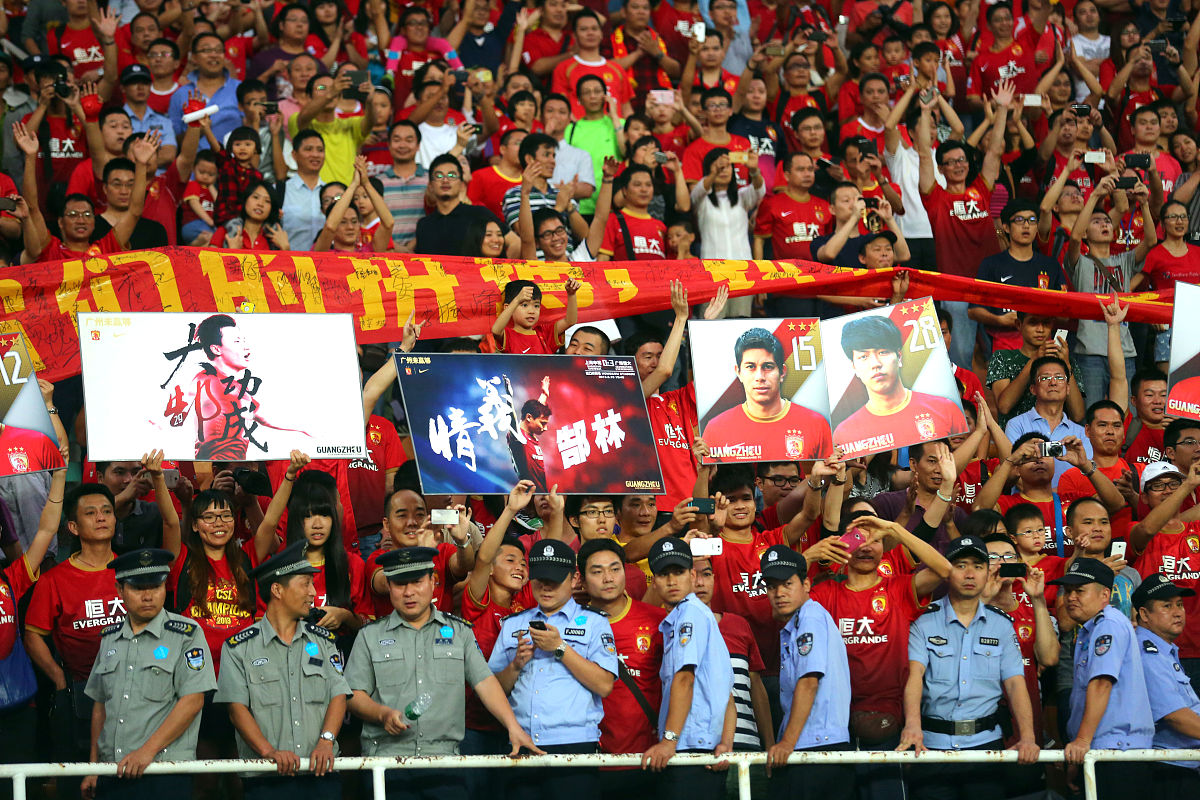 九游娱乐官方网站-收获胜利的喜悦,球迷为球队加油呐喊