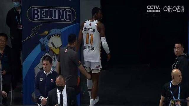 九游体育平台-技术犯规!篮球赛场争议曝光