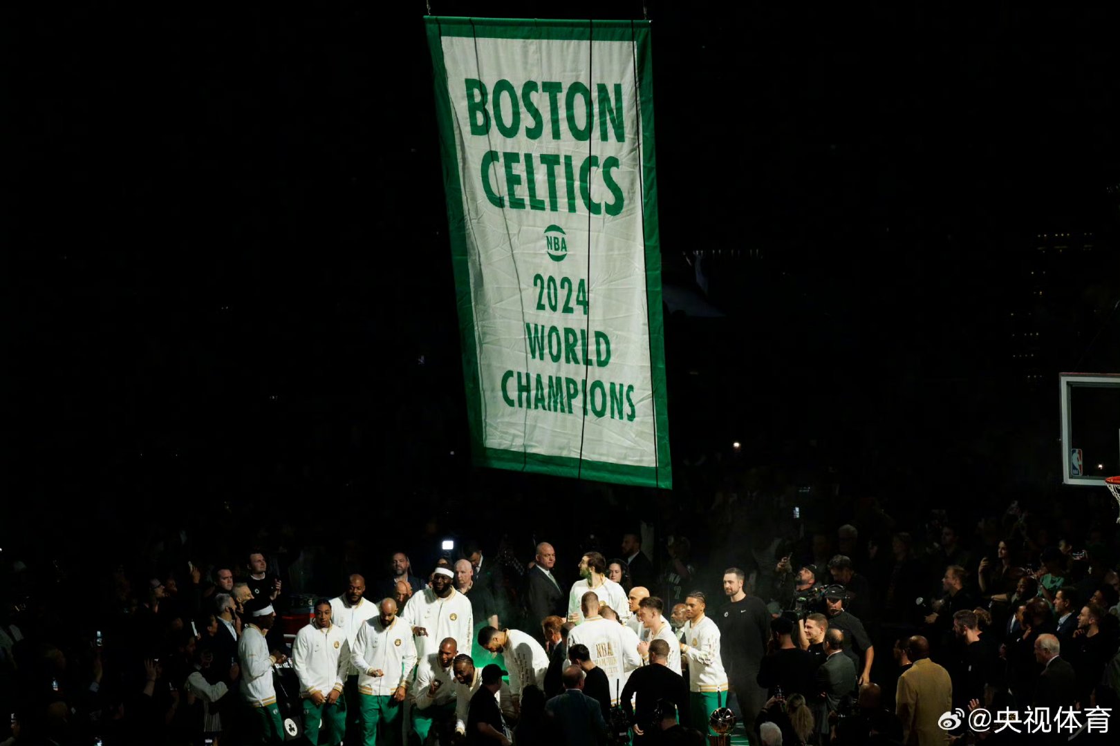 关于人队成功晋级东部决赛,球迷热情庆祝的信息 关于人队成功晋级东部决赛,球迷热情庆祝的信息