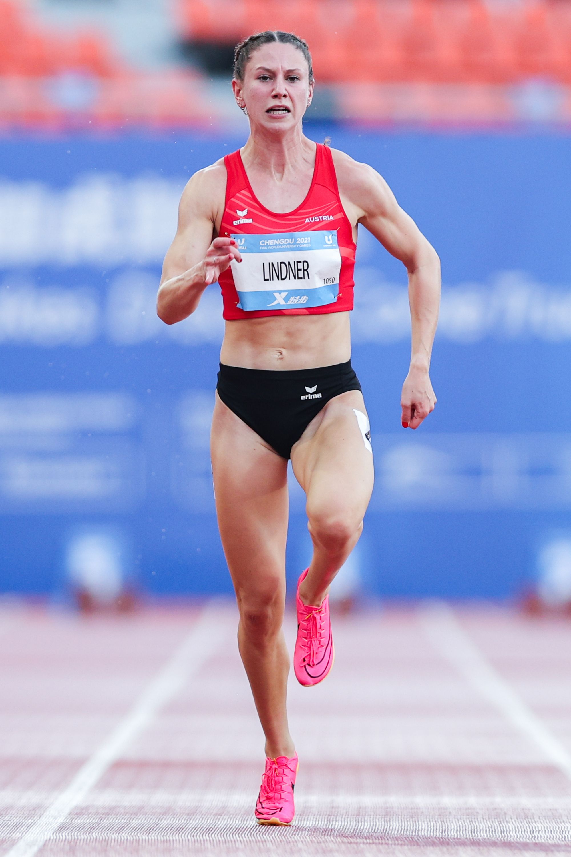 运动员在比赛中发挥出色,获得优异成绩 运动员在比赛中发挥出色,获得优异成绩