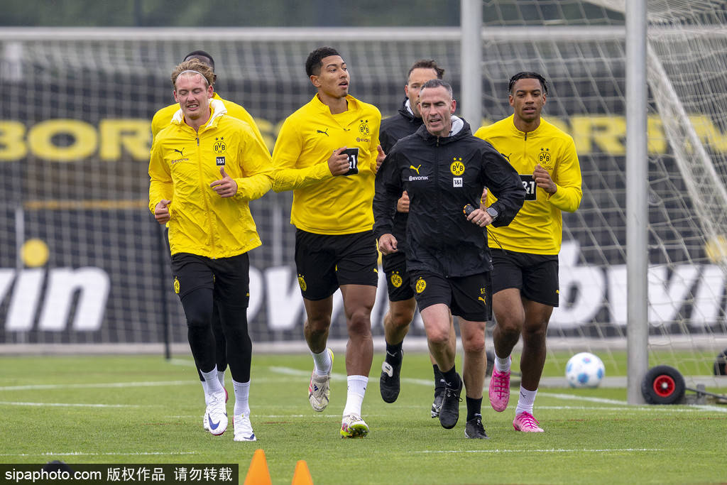 曼城横扫多特蒙德,轻松晋级四强 曼城横扫多特蒙德,轻松晋级四强