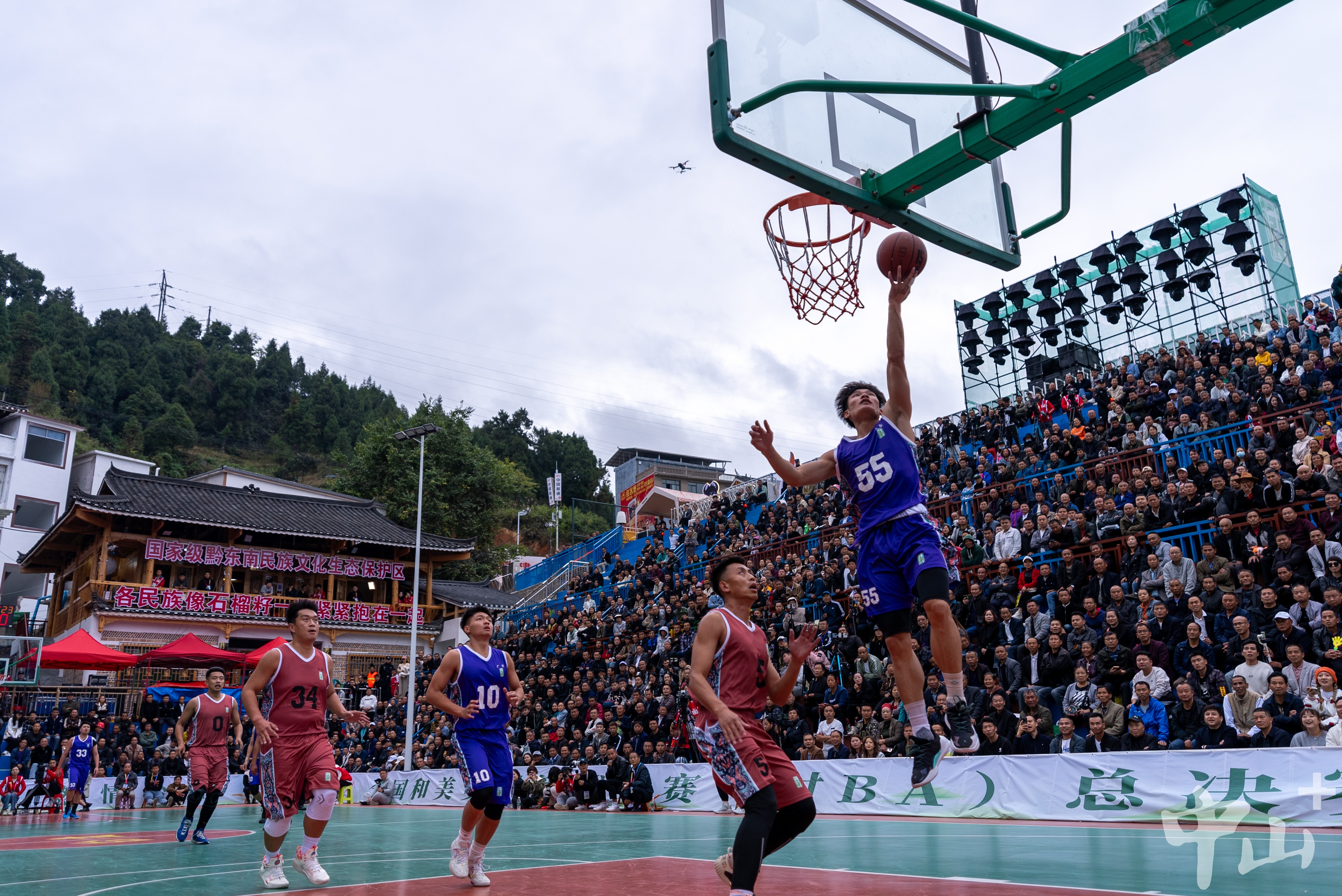 关于本土篮球职业赛事的紧张对抗瞬间雄心勃发的信息