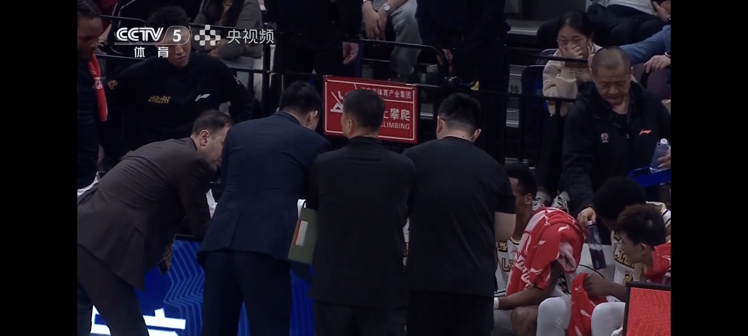 卫冕冠军遭遇意外失利，球迷议论纷纷的简单介绍