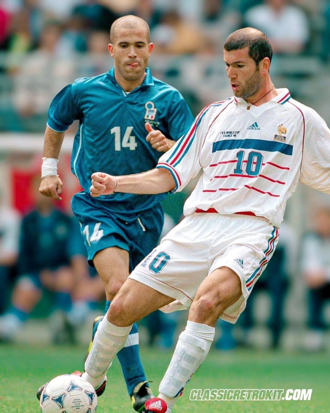 九游APP-意大利足球赛场上的激烈对抗