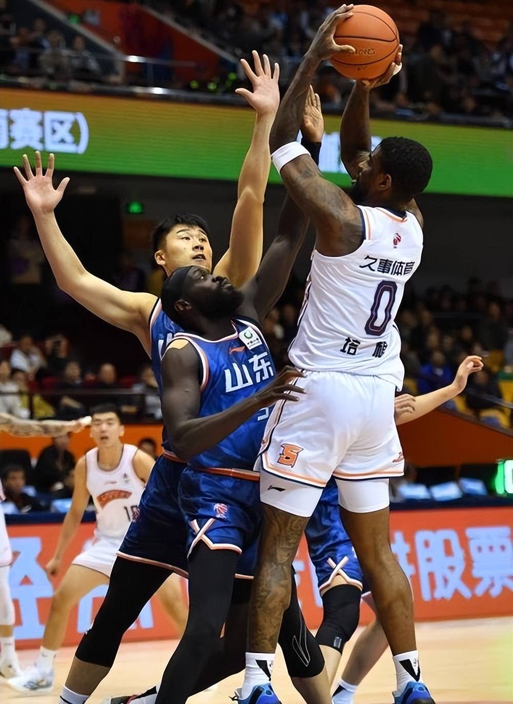 辽宁男篮大胜山东，士气高涨