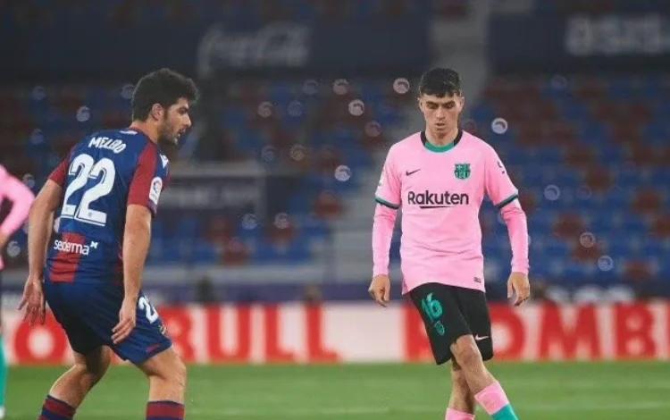 巴萨中场传球精准，助攻频频破门