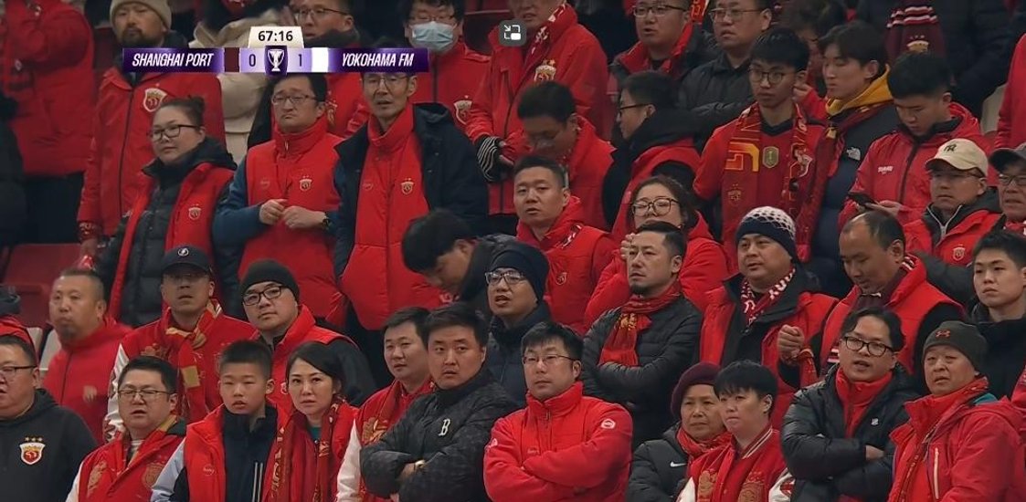 上海上港全队送上助威，场面感人