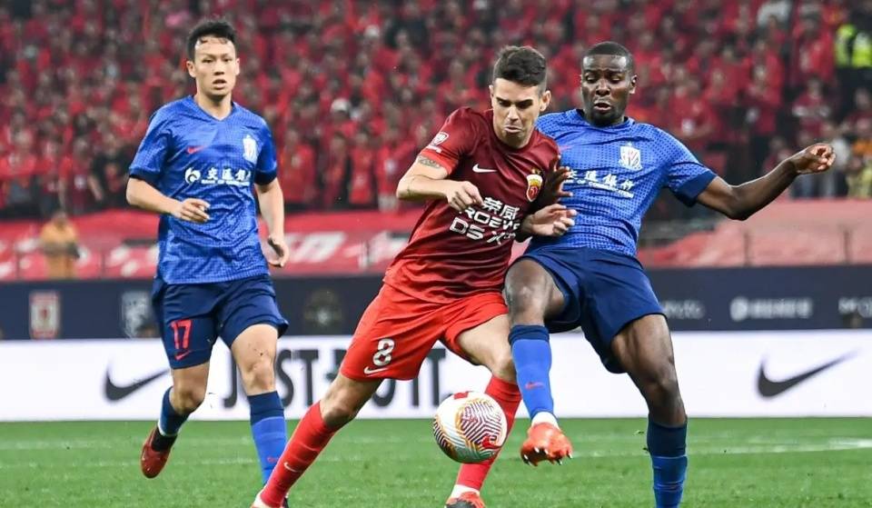 上海上港全队送上助威，场面感人