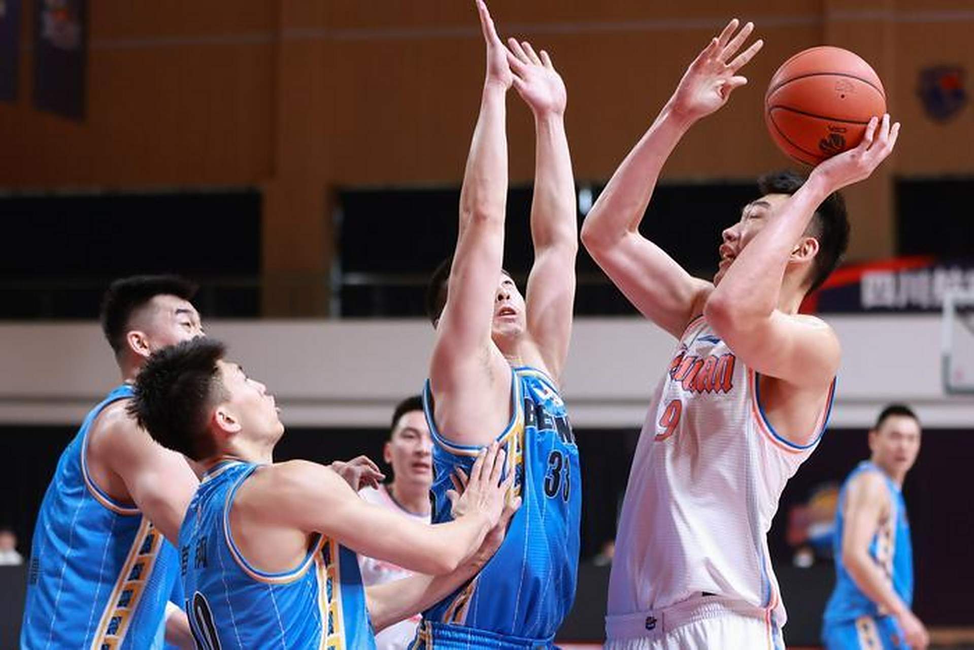 九游娱乐官方网站-比赛中间休息时各队球员交流，学习彼此经验的简单介绍