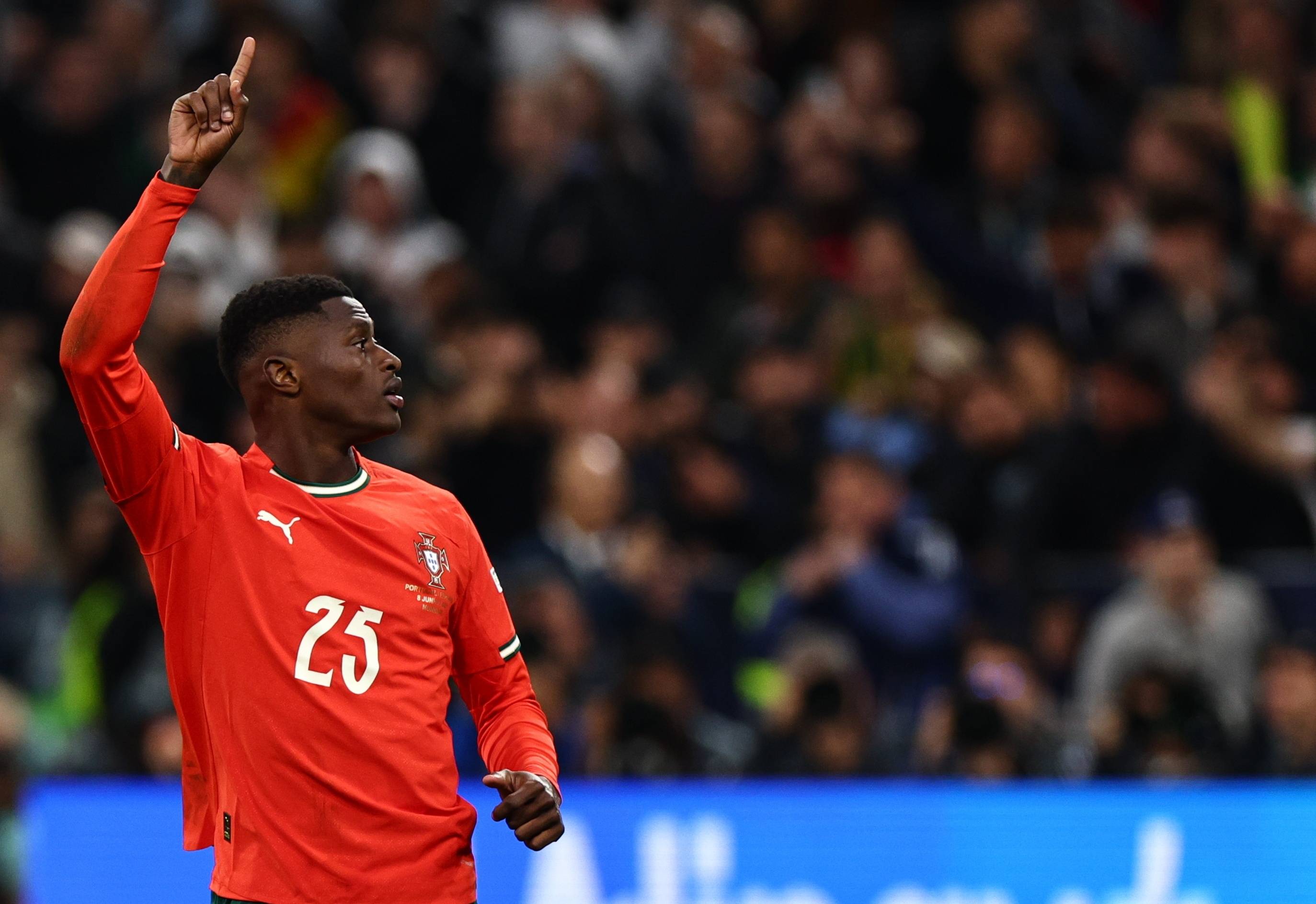 利物浦后卫连续发挥出色,被誉为团队支柱 利物浦后卫连续发挥出色,被誉为团队支柱