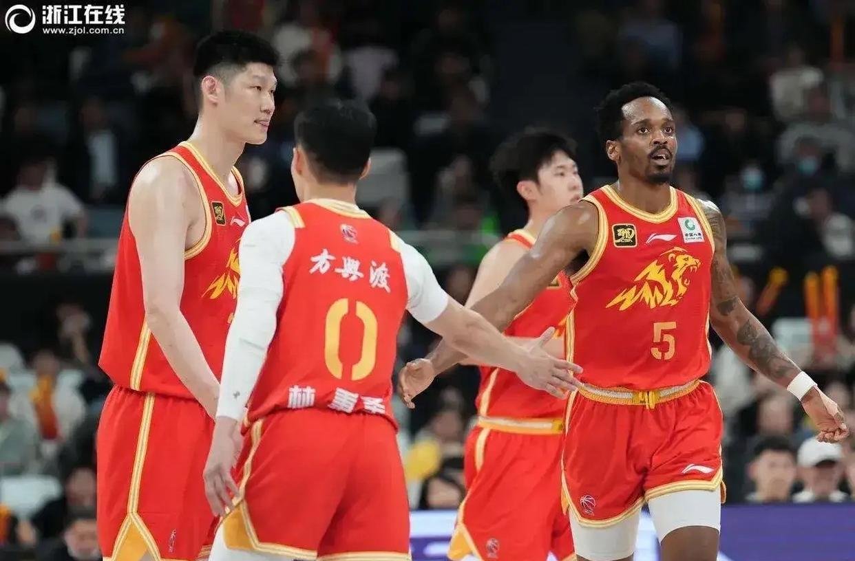 某队队员集体发力,士气高昂赢球 某队队员集体发力,士气高昂赢球