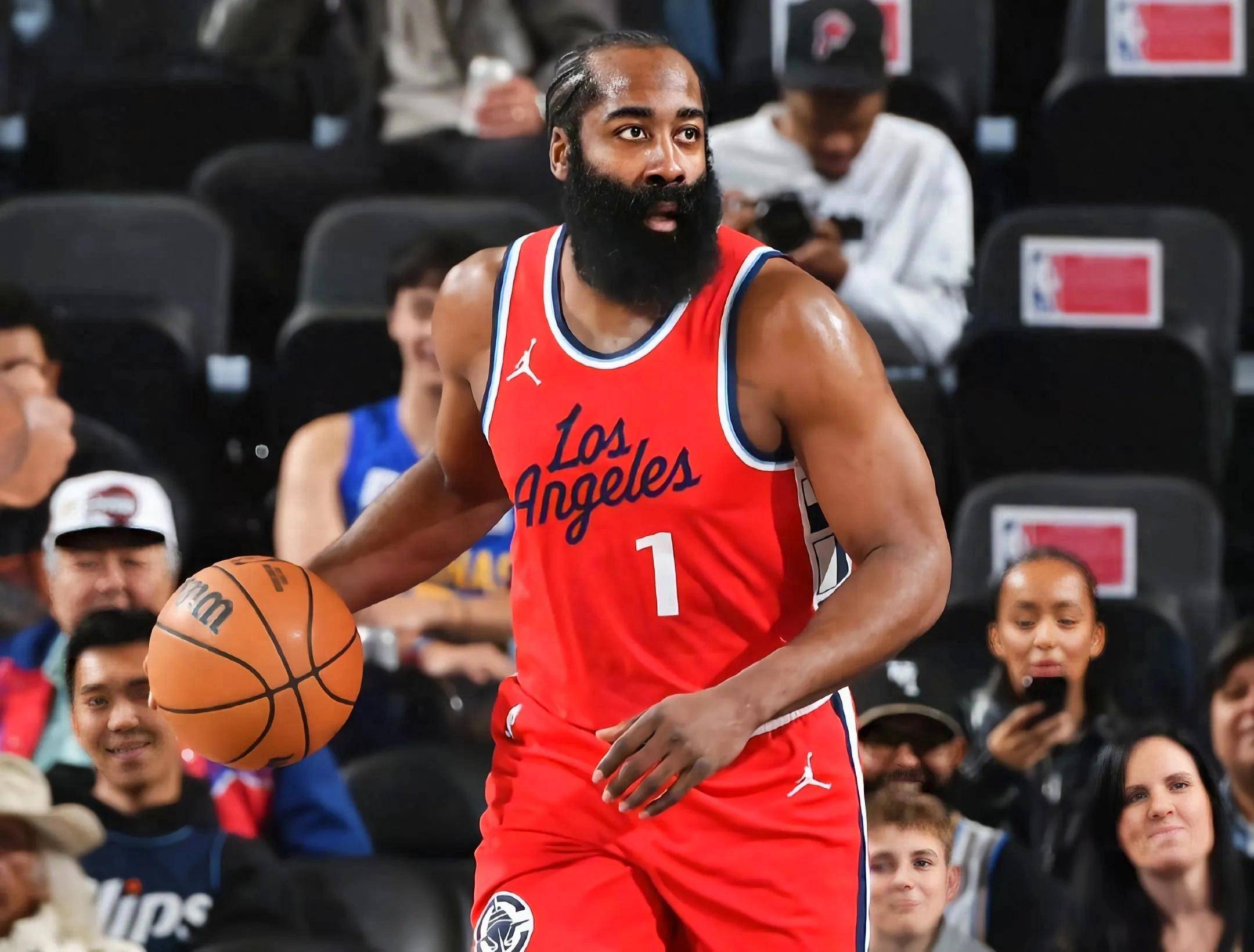 快船击败马刺,四巨头合砍70分取胜 快船击败马刺,四巨头合砍70分取胜