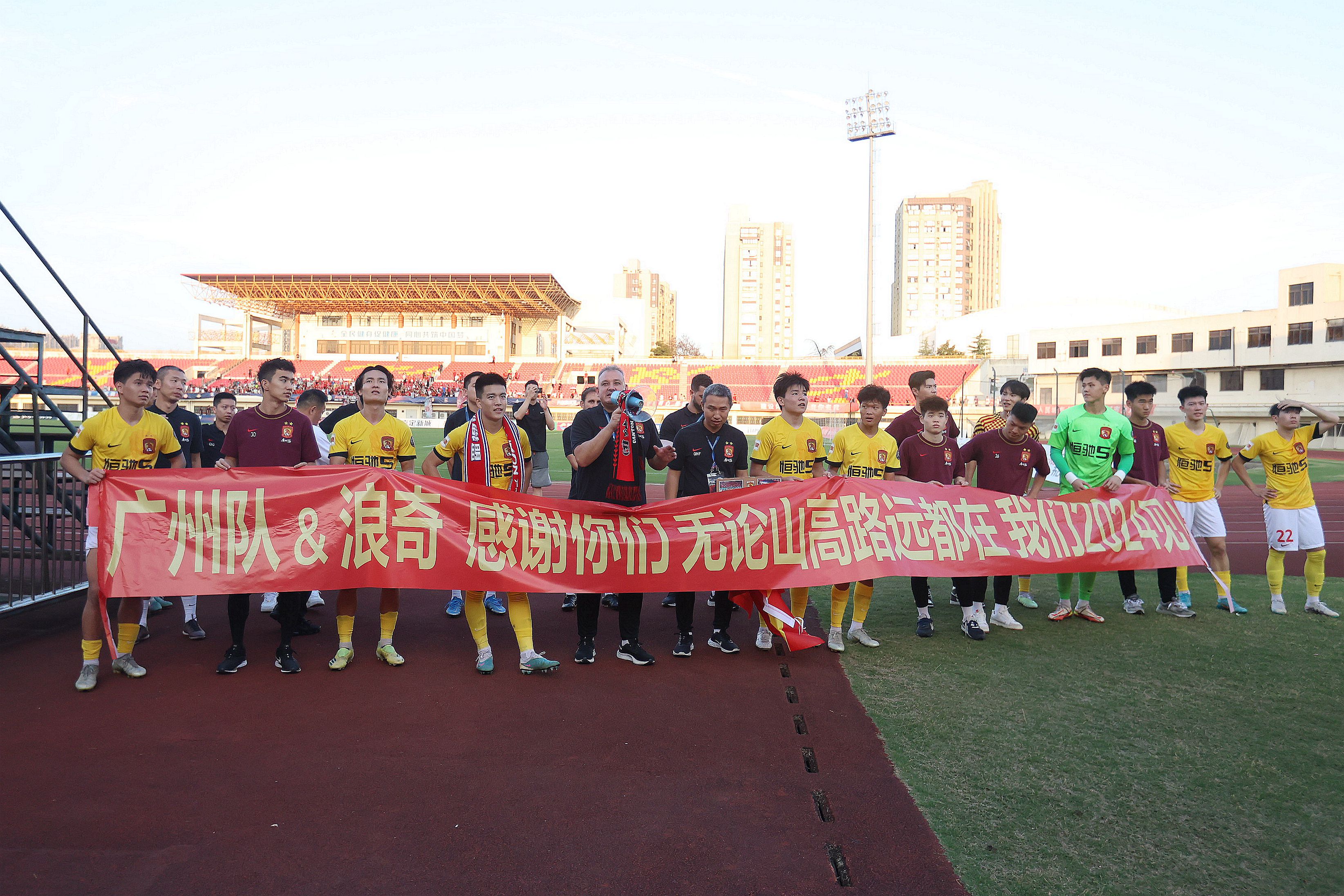 整体实力强大，队伍以小胜收官胜利