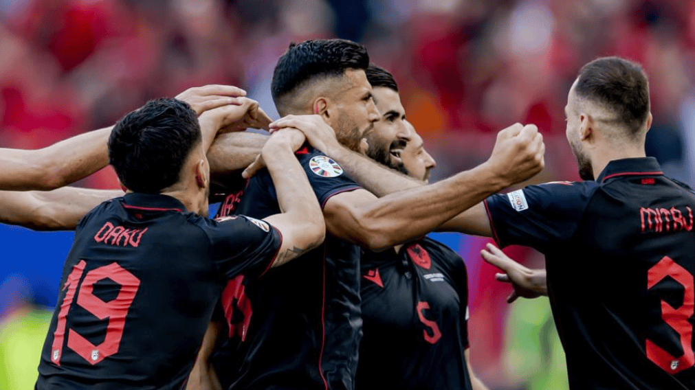 九游体育平台-梦幻组合!英格兰队与波兰队携手成功晋级世界杯半决赛