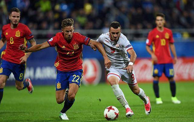 西班牙队大胜对手，稳固小组头名位置