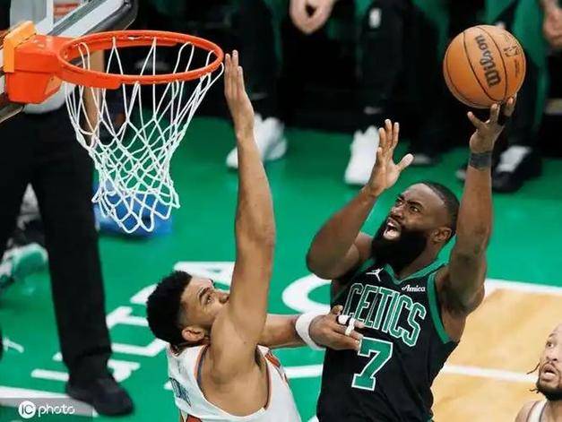 雄鹿力克凯尔特人，追平东部榜首