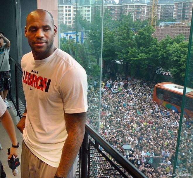 詹姆斯季后赛表现亮眼,骑士队进步明显 詹姆斯季后赛表现亮眼,骑士队进步明显