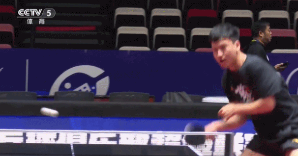 九游VIP-精彩纷呈的较量,击掌致意的瞬间定格争霸场的简单介绍