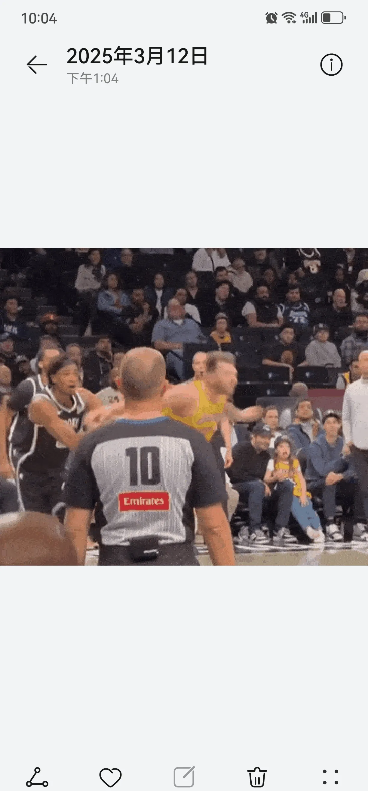 篮球比赛中的紧张局势引发观众热议 篮球比赛中的紧张局势引发观众热议