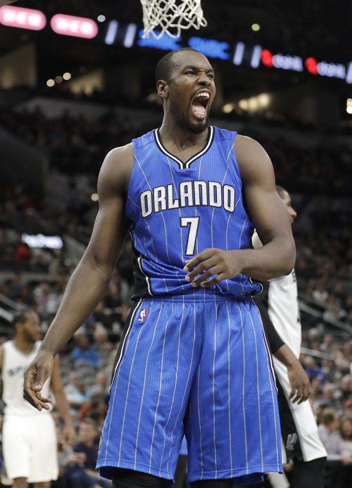 猛龙队内线球员伊巴卡首发出战 猛龙队内线球员伊巴卡首发出战