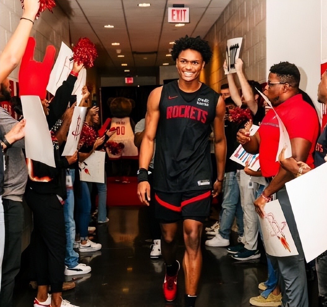 火箭队签下大牌球员,备战新赛季 火箭队签下大牌球员,备战新赛季