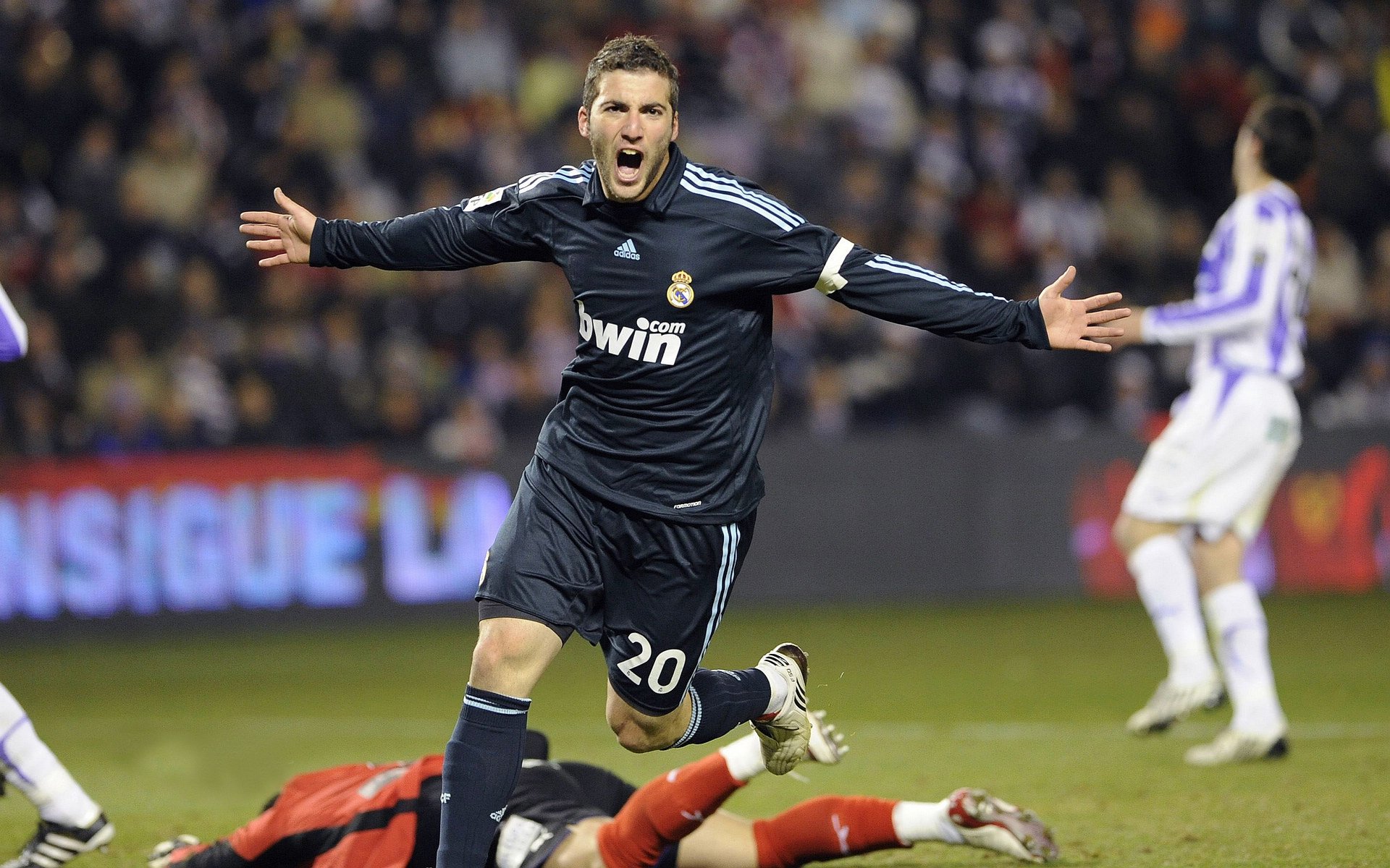 欧洲暗面之战，当威尔士的绵延绿意吞噬那不勒斯的地中海烈焰